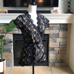 NWOT Janet Chung nude lined black lace wrap style top size large with belt